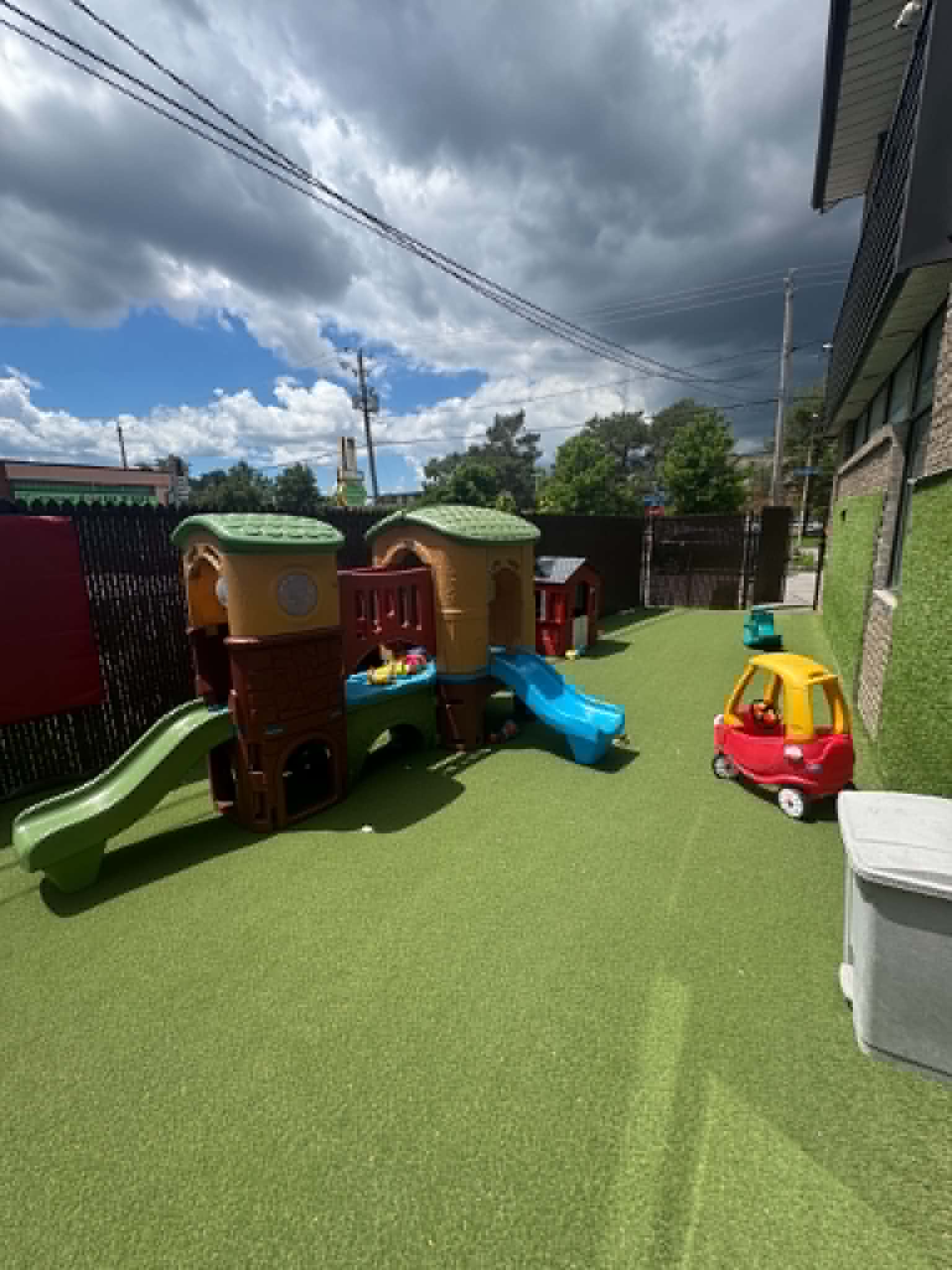 Espace intérieur aménagé pour l’accueil et les activités des enfants