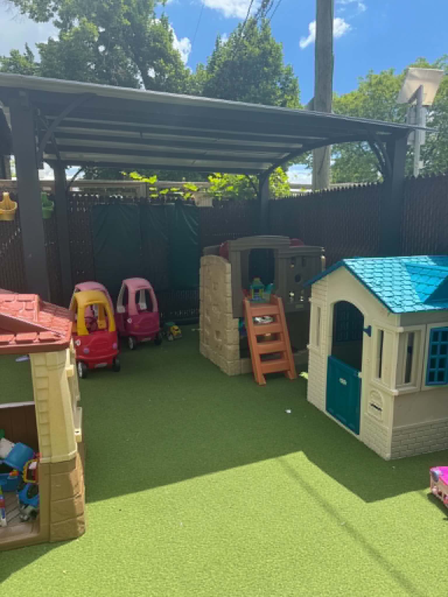 Dernier aperçu des espaces intérieurs de la garderie éducative